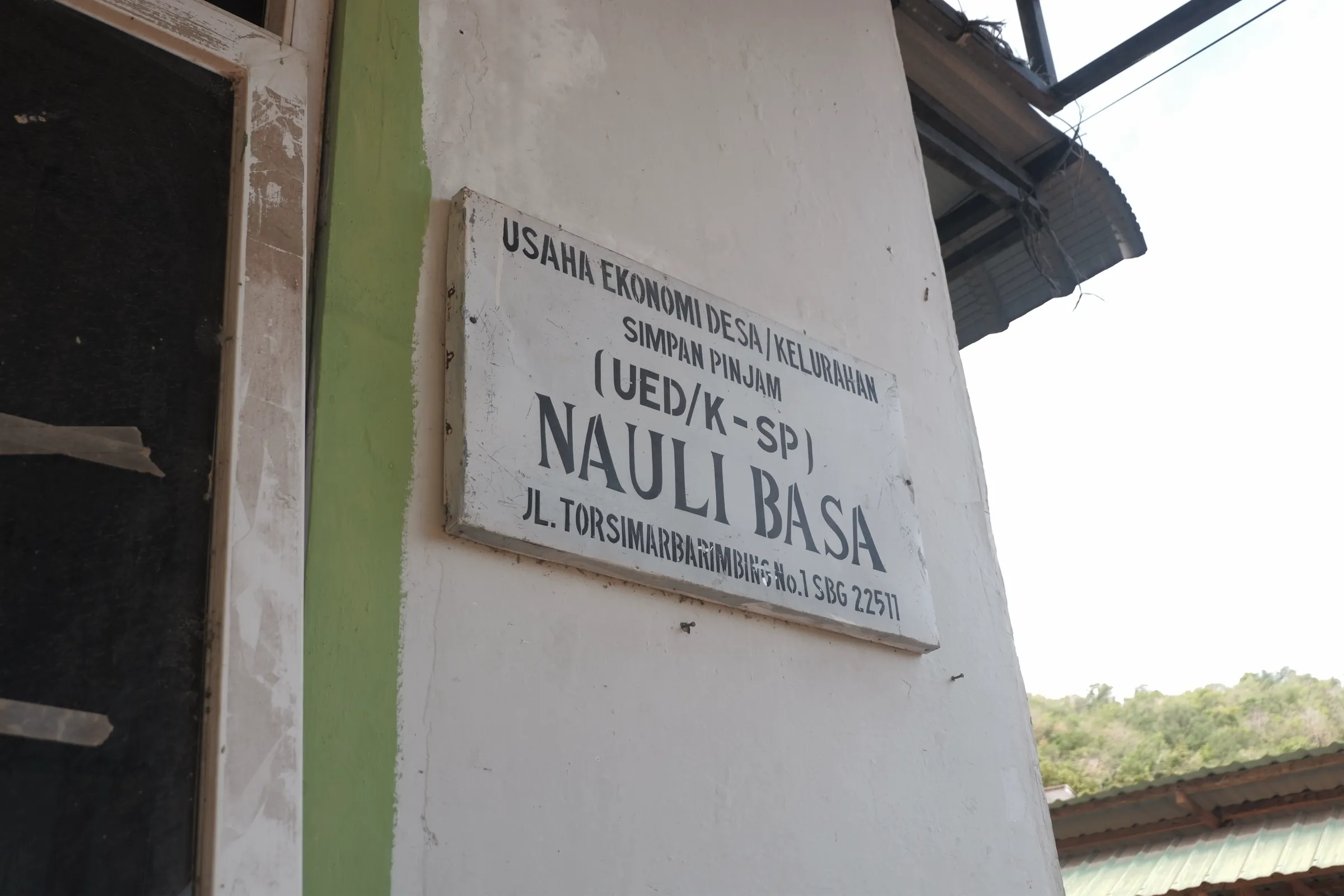 Papan nama usaha ekonomi warga di Angin Nauli