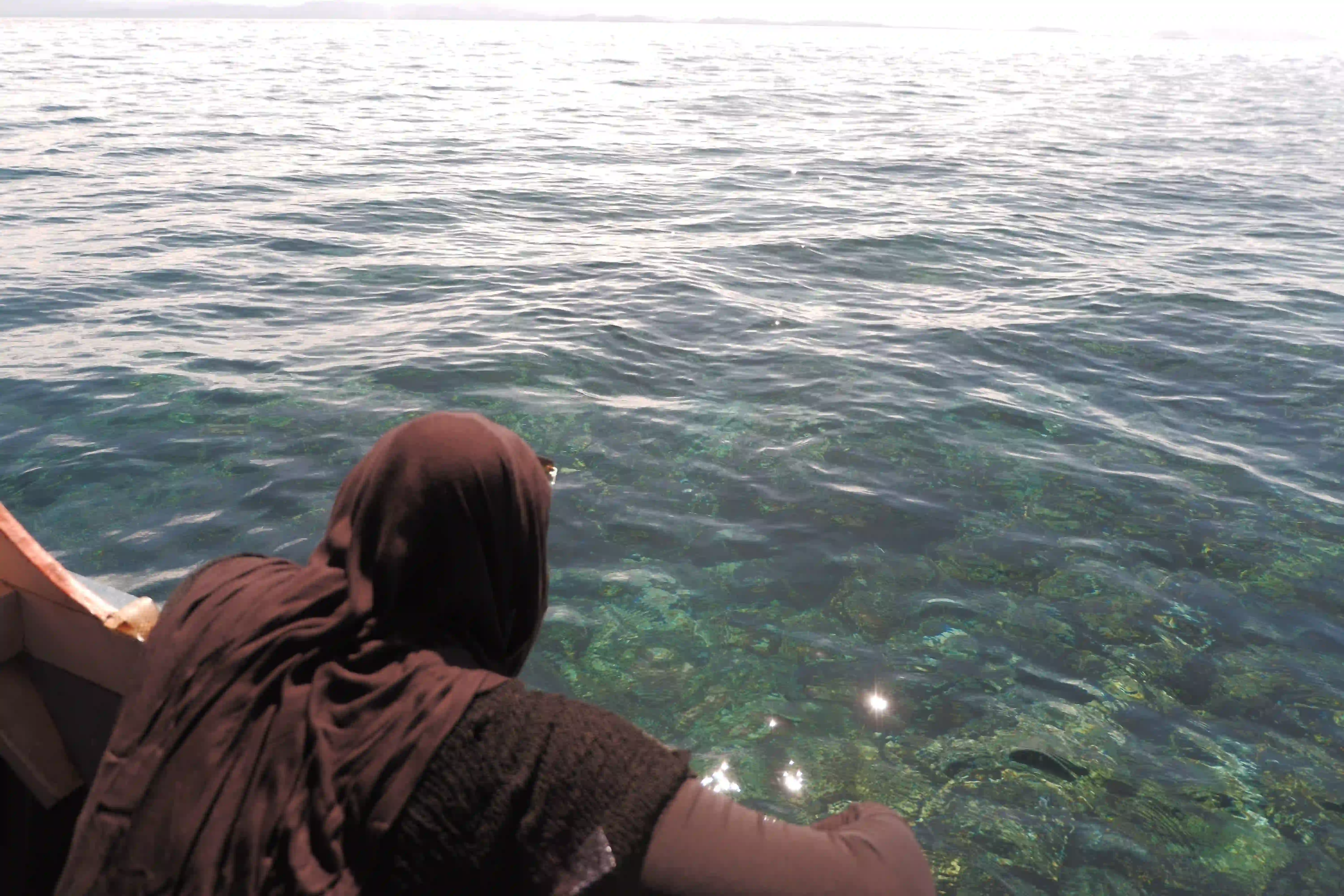 Pemandangan air jernih di dekat Pulau Mursala
