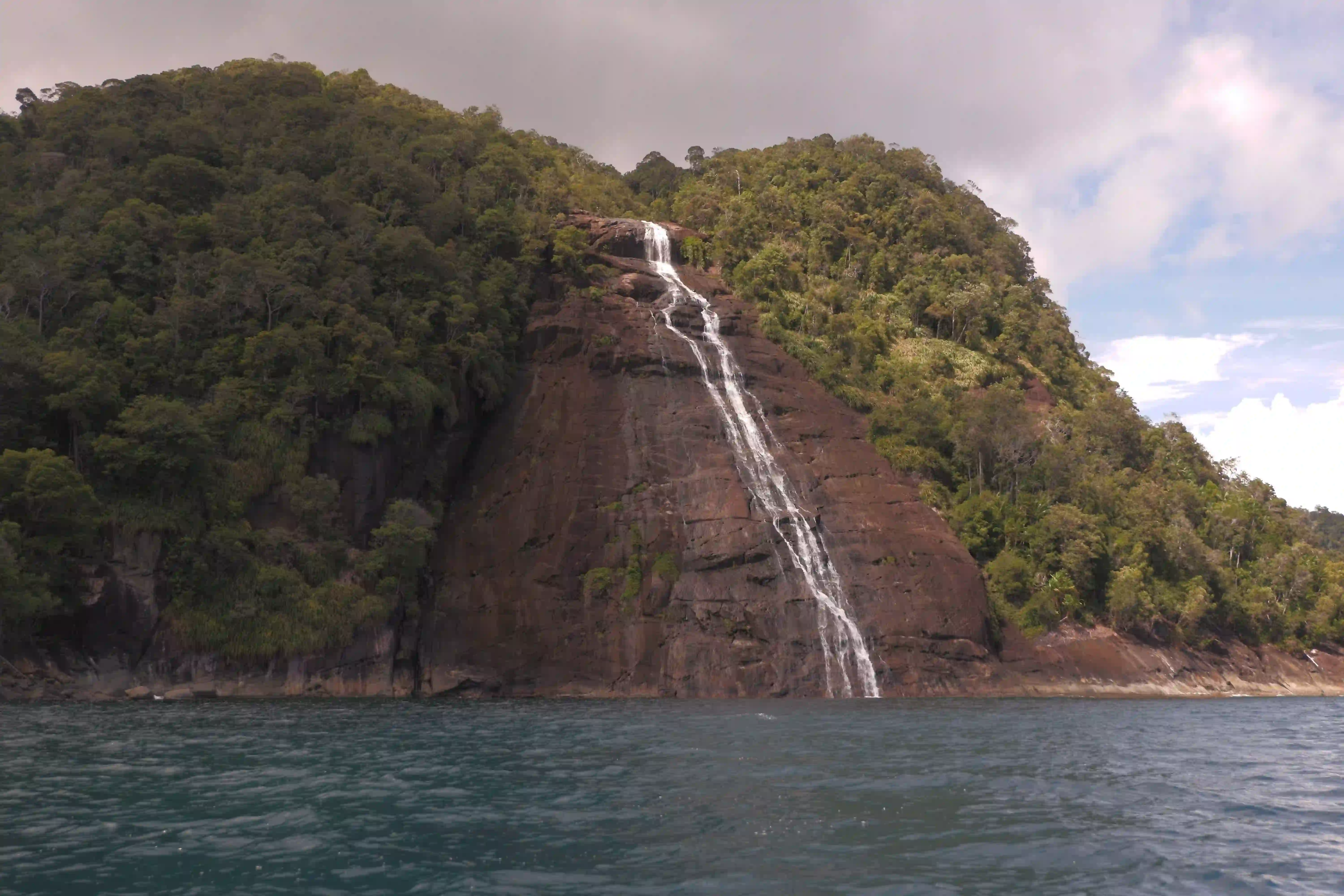 Air terjun yang mengalir ke laut di Pulau Mursala