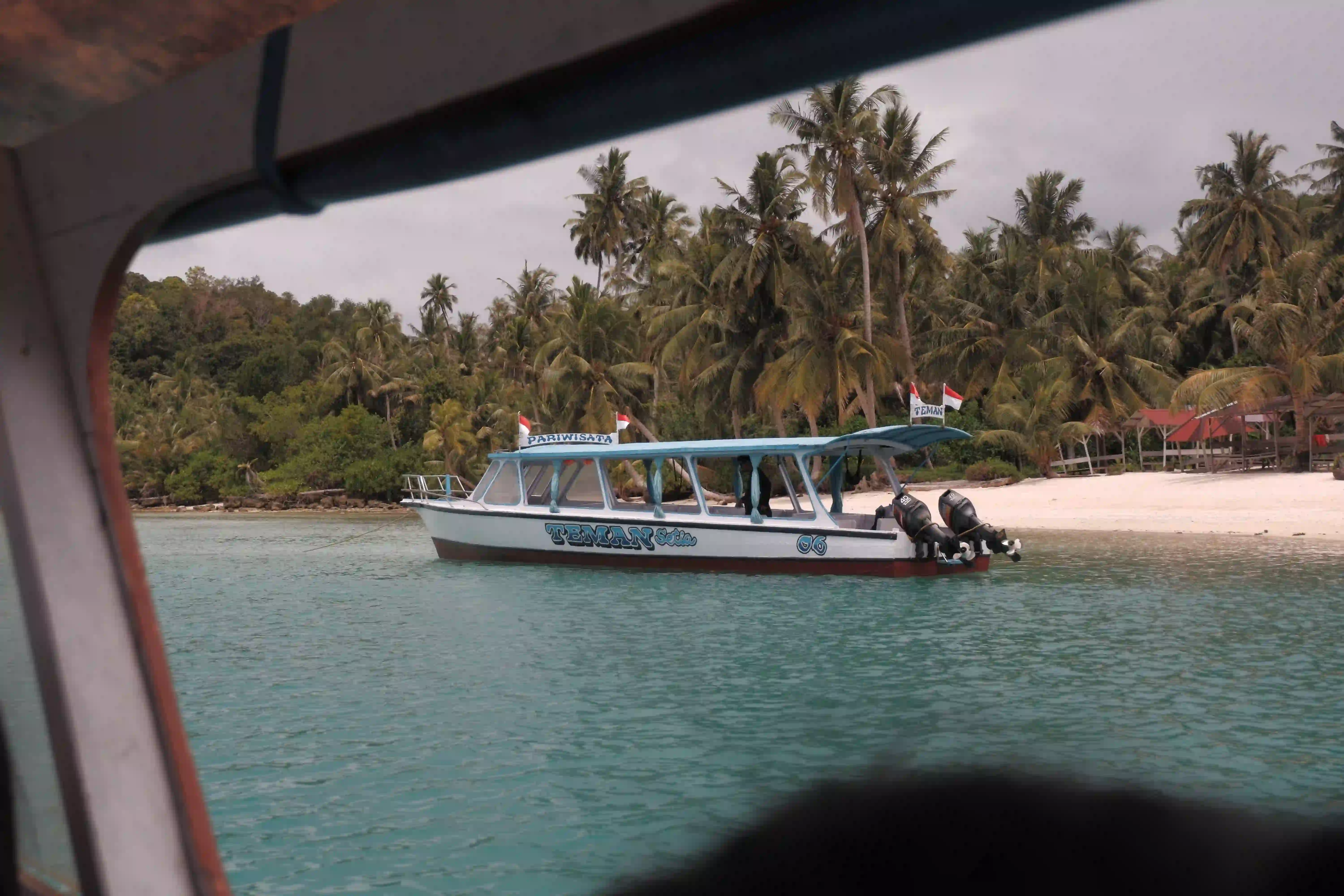 Perahu wisata melintasi perairan Sibolga