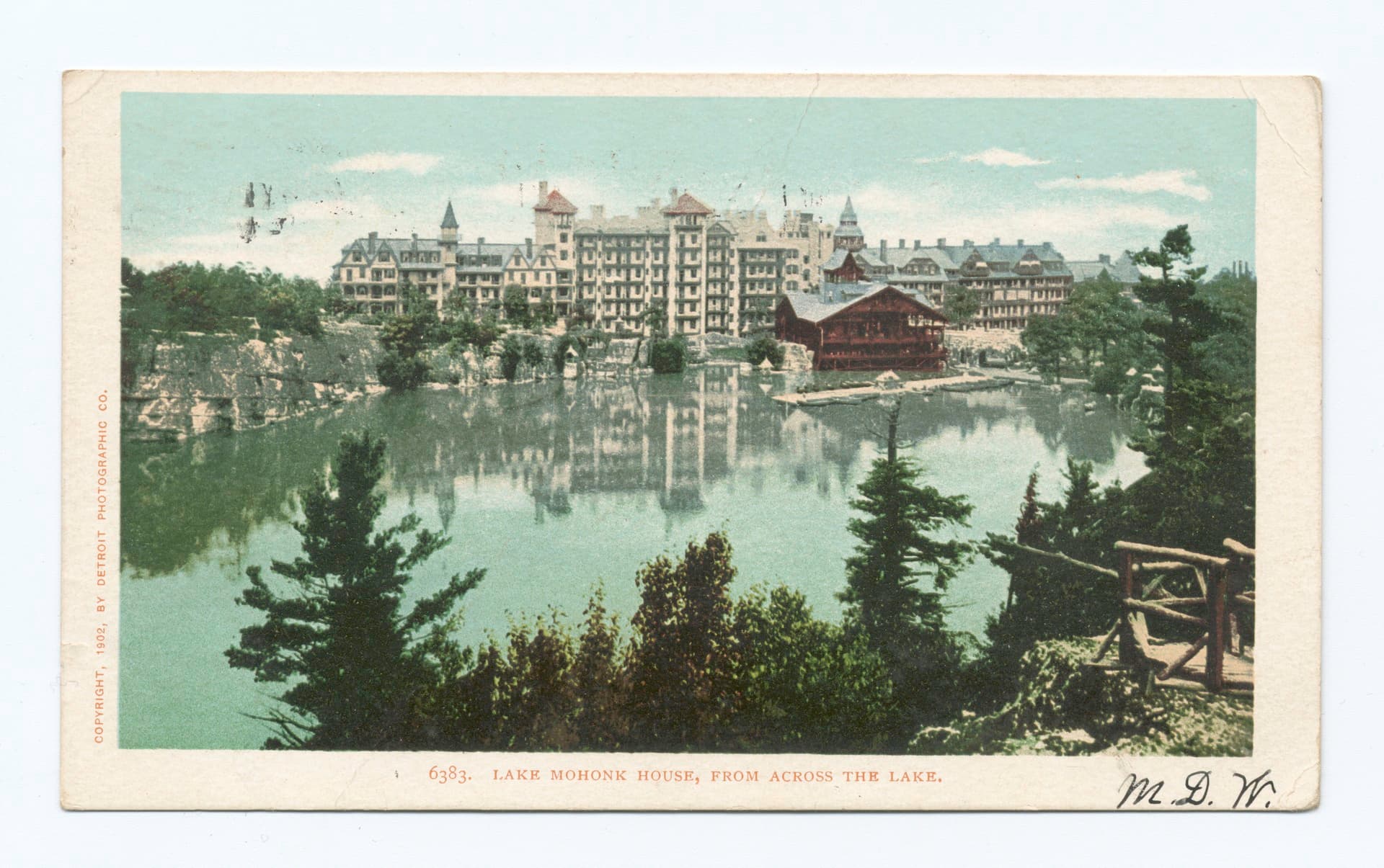 Foto bersejarah Mohonk Mountain House dari seberang danau